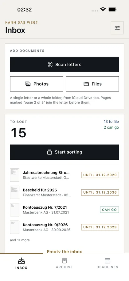 Kann das weg? – A stack of letters, or a whole folder.